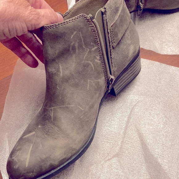 CLARKS COLLECTION. ANKLE BOOT. SIZE 7.5. Worn abt 3 times. Distressed  EUC - Picture 8 of 13